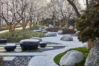 景觀置石方法大全_石材 : 園林作為一門藝術,對于意境有著很高的要求,除了普遍的山、水組合,&ldquo;石&rdquo;作為現代園林中也是必不可少的元素之一,帶個人們無窮的想象空間和精神享受。 以石材或仿石材布置成自然露巖景觀的造景手法被稱之為置石,置石&hellip;